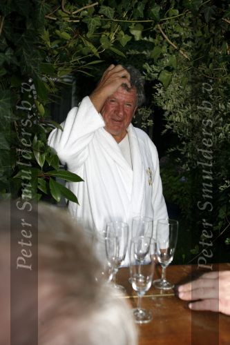 Laren 6 september 2006
Willibrord Frequin wordt verrast door zijn vrienden op zijn 65e verjaardag. Zijn vrienden uit Moeke Spijstra zetten een piano voor zijn deur.