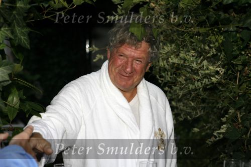 Laren 6 september 2006
Willibrord Frequin wordt verrast door zijn vrienden op zijn 65e verjaardag. Zijn vrienden uit Moeke Spijstra zetten een piano voor zijn deur.