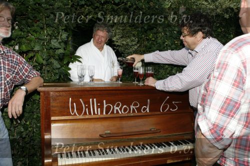 Laren 6 september 2006
Willibrord Frequin wordt verrast door zijn vrienden op zijn 65e verjaardag. Zijn vrienden uit Moeke Spijstra zetten een piano voor zijn deur.