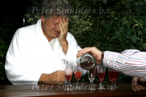 Laren 6 september 2006
Willibrord Frequin wordt verrast door zijn vrienden op zijn 65e verjaardag. Zijn vrienden uit Moeke Spijstra zetten een piano voor zijn deur.