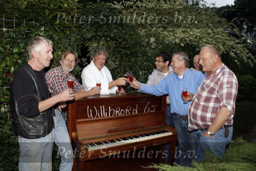 Laren 6 september 2006
Willibrord Frequin wordt verrast door zijn vrienden op zijn 65e verjaardag. Zijn vrienden uit Moeke Spijstra zetten een piano voor zijn deur.