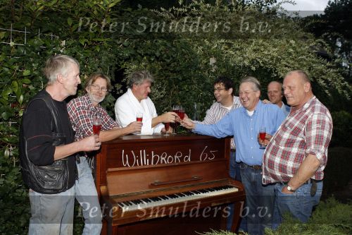 Laren 6 september 2006
Willibrord Frequin wordt verrast door zijn vrienden op zijn 65e verjaardag. Zijn vrienden uit Moeke Spijstra zetten een piano voor zijn deur.