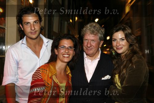 Amsterdam 6 september 2006
Suprisefeestje voor de 65 e verjaardag van Willibrord Frequin.
Willibrord met zijn kinderen Louis Rebecca en ....