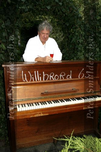 Laren 6 september 2006
Willibrord Frequin wordt verrast door zijn vrienden op zijn 65e verjaardag. Zijn vrienden uit Moeke Spijstra zetten een piano voor zijn deur.