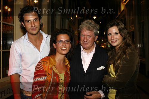 Amsterdam 6 september 2006
Suprisefeestje voor de 65 e verjaardag van Willibrord Frequin.
Willibrord met zijn kinderen Louis Rebecca en ....