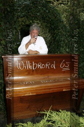Laren 6 september 2006
Willibrord Frequin wordt verrast door zijn vrienden op zijn 65e verjaardag. Zijn vrienden uit Moeke Spijstra zetten een piano voor zijn deur.