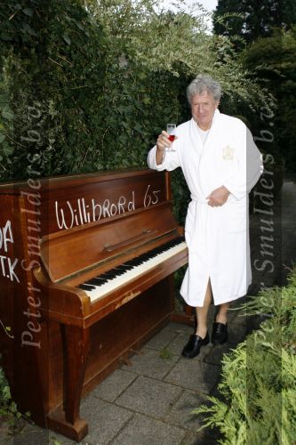 Laren 6 september 2006
Willibrord Frequin wordt verrast door zijn vrienden op zijn 65e verjaardag. Zijn vrienden uit Moeke Spijstra zetten een piano voor zijn deur.
