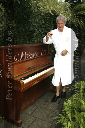 Laren 6 september 2006
Willibrord Frequin wordt verrast door zijn vrienden op zijn 65e verjaardag. Zijn vrienden uit Moeke Spijstra zetten een piano voor zijn deur.