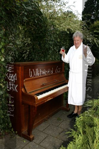 Laren 6 september 2006
Willibrord Frequin wordt verrast door zijn vrienden op zijn 65e verjaardag. Zijn vrienden uit Moeke Spijstra zetten een piano voor zijn deur.
