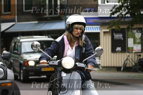 Amsterdam 1 september 2006
Xandra Hay op vespa scooter