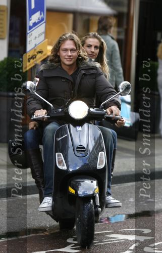 Amsterdam 28 augustus 2006
Yoran hensel met zijn vriendin op vespa scooter op de pc hooftstraat