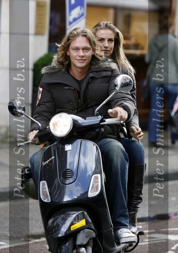 Amsterdam 28 augustus 2006
Yoran hensel met zijn vriendin op vespa scooter op de pc hooftstraat