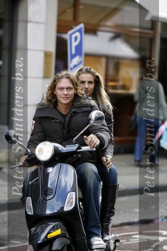 Amsterdam 28 augustus 2006
Yoran hensel met zijn vriendin op vespa scooter op de pc hooftstraat