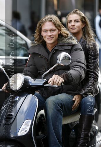 Amsterdam 28 augustus 2006
Yoran hensel met zijn vriendin op vespa scooter op de pc hooftstraat