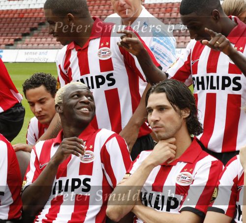 Eindhoven, 28 Augustus 2007
Jaarlijkse fotosessie van de nieuwe Selektie van PSV Seizoen 2007/2008
Arouna Kone in gesprek met Carlos Mendez en rechts van hem John de Jong