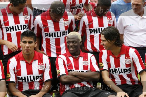 Eindhoven, 28 Augustus 2007
Jaarlijkse fotosessie van de nieuwe Selektie van PSV Seizoen 2007/2008
Arouna Kone hier in gesprek met John de Jongen links van hem Carlos Salcido