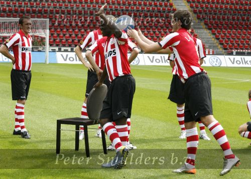 Eindhoven, 28 Augustus 2007
Jaarlijkse fotosessie van de nieuwe Selektie van PSV Seizoen 2007/2008
Arouna Kone wordt geplaagd door Danko Lazovic