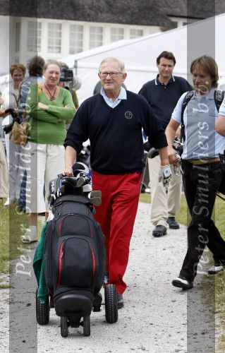 Zandvoort 18 augustus 2007
Pieter v Vollenhoven speelt mee met een charity wedstrijd van de klm open golf een week nadat bij hemin het ziekenhuis stuk huid verwijderd is.