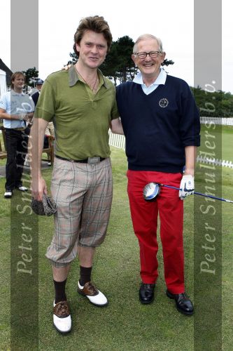 Zandvoort 18 augustus 2007
Pieter v Vollenhoven speelt mee met een charity wedstrijd van de klm open golf een week nadat bij hemin het ziekenhuis stuk huid verwijderd is. Pieter met Beau v Erven Dorens
Peter Smulders bv