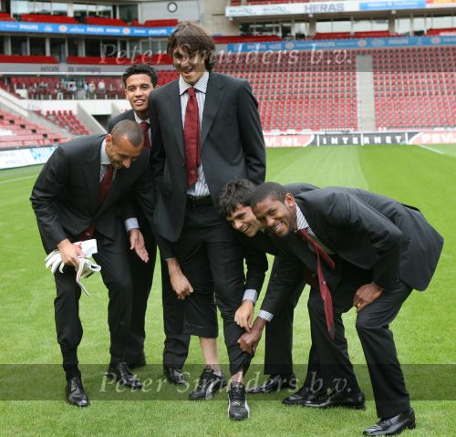 Eindhoven, 28 Augustus 2007
Jaarlijkse fotosessie van de nieuwe Selektie van PSV Seizoen 2007/2008
Cassio Ramos zijn schoenen worden getoond