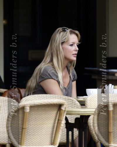 Amsterdam 20 augustus 2007 Chantal Janzen op terras bij joffers met een vriendin.
