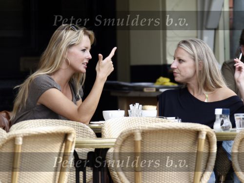 Amsterdam 20 augustus 2007 Chantal Janzen op terras bij joffers met een vriendin.