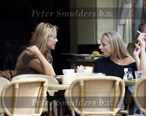 Amsterdam 20 augustus 2007 Chantal Janzen op terras bij joffers met een vriendin.