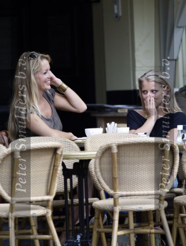 Amsterdam 20 augustus 2007 Chantal Janzen op terras bij joffers met een vriendin.