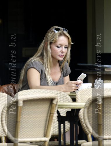 Amsterdam 20 augustus 2007 Chantal Janzen op terras bij joffers met een vriendin.
