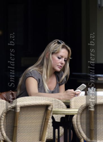 Amsterdam 20 augustus 2007 Chantal Janzen op terras bij joffers met een vriendin.