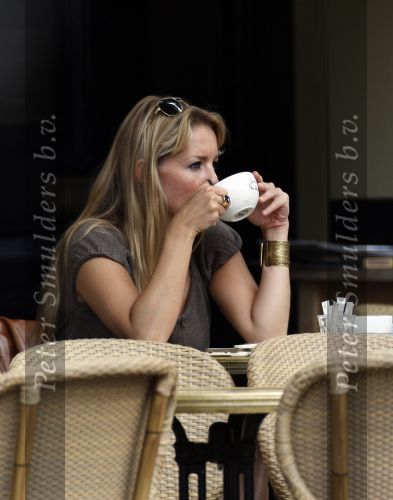 Amsterdam 20 augustus 2007 Chantal Janzen op terras bij joffers met een vriendin.