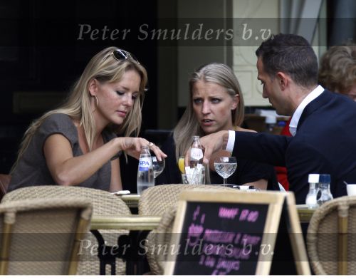 Amsterdam 20 augustus 2007 Chantal Janzen op terras bij joffers met een vriendin en haar vriend Marco