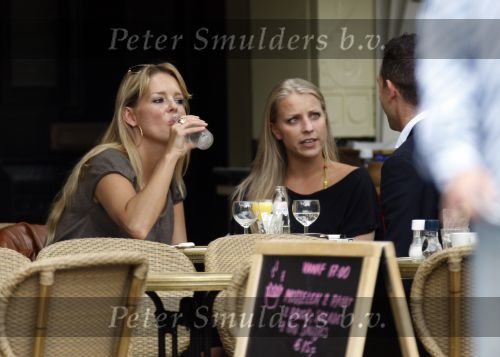 Amsterdam 20 augustus 2007 Chantal Janzen op terras bij joffers met een vriendin en haar vriend Marco