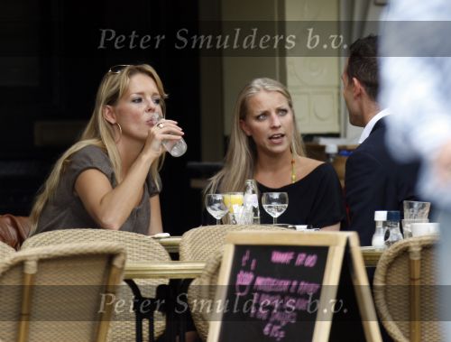 Amsterdam 20 augustus 2007 Chantal Janzen op terras bij joffers met een vriendin en haar vriend Marco
