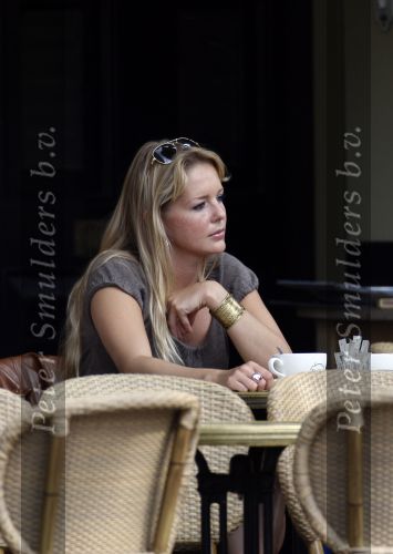Amsterdam 20 augustus 2007 Chantal Janzen op terras bij joffers met een vriendin.