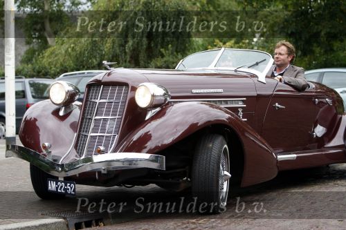 Laren 8 september 2007
Chris Luken met zijn moeder in zijnoldtimer cabrio , Auburn Boattrail uit 1935.