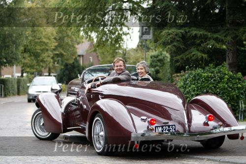 Laren 8 september 2007
Chris Luken met zijn moeder in zijnoldtimer cabrio , Auburn Boattrail uit 1935.