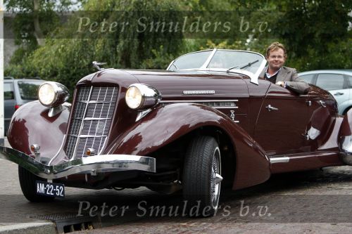 Laren 8 september 2007
Chris Luken met zijn moeder in zijnoldtimer cabrio , Auburn Boattrail uit 1935.