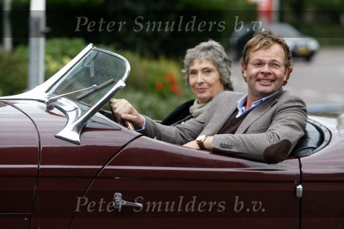 Laren 8 september 2007
Chris Luken met zijn moeder in zijnoldtimer cabrio , Auburn Boattrail uit 1935.