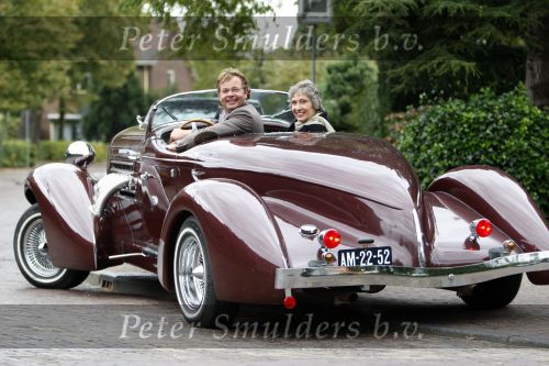 Laren 8 september 2007
Chris Luken met zijn moeder in zijnoldtimer cabrio , Auburn Boattrail uit 1935.
