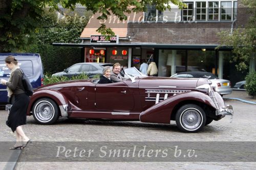 Laren 8 september 2007
Chris Luken met zijn moeder in zijnoldtimer cabrio , Auburn Boattrail uit 1935.