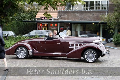 Laren 8 september 2007
Chris Luken met zijn moeder in zijnoldtimer cabrio , Auburn Boattrail uit 1935.