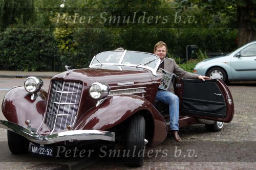 Laren 8 september 2007
Chris Luken met zijn moeder in zijnoldtimer cabrio , Auburn Boattrail uit 1935.