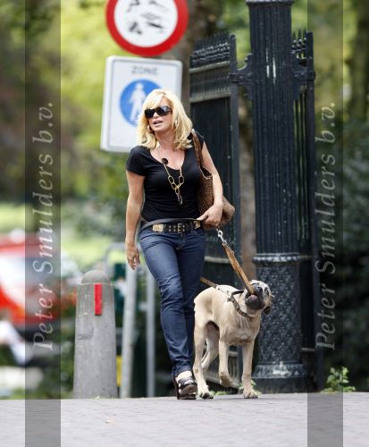 Amsterdam 27 augustus 2007
Connie Breukhoven wandelend met haar hond in het Vondelpark.