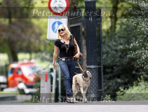 Amsterdam 27 augustus 2007
Connie Breukhoven wandelend met haar hond in het Vondelpark.
