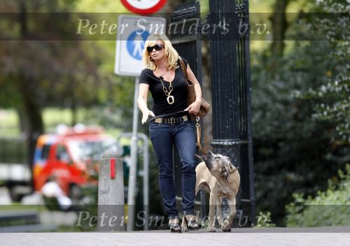 Amsterdam 27 augustus 2007
Connie Breukhoven wandelend met haar hond in het Vondelpark.