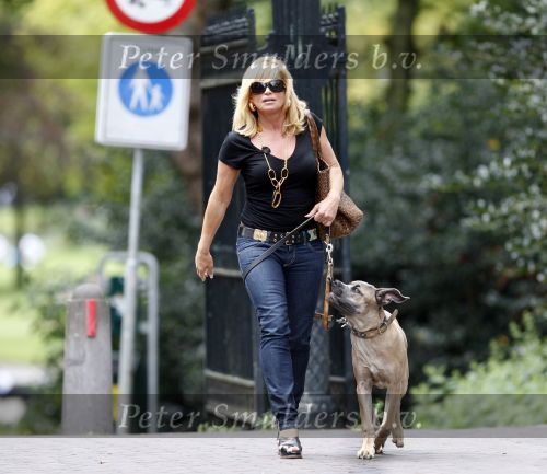 Amsterdam 27 augustus 2007
Connie Breukhoven wandelend met haar hond in het Vondelpark.