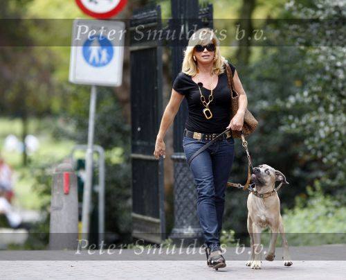 Amsterdam 27 augustus 2007
Connie Breukhoven wandelend met haar hond in het Vondelpark.