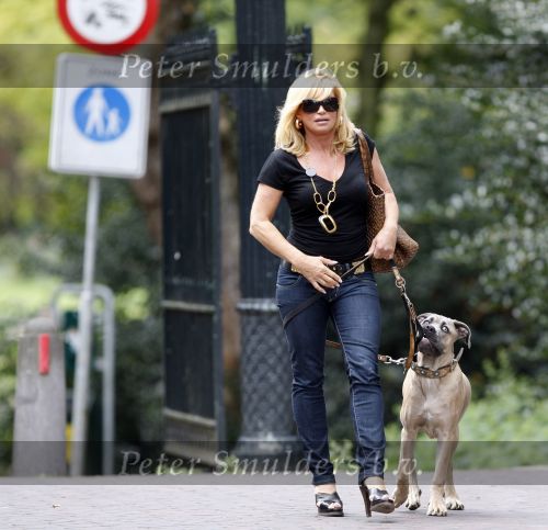 Amsterdam 27 augustus 2007
Connie Breukhoven wandelend met haar hond in het Vondelpark.