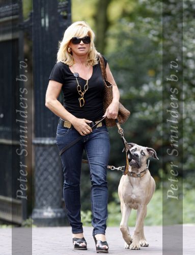 Amsterdam 27 augustus 2007
Connie Breukhoven wandelend met haar hond in het Vondelpark.